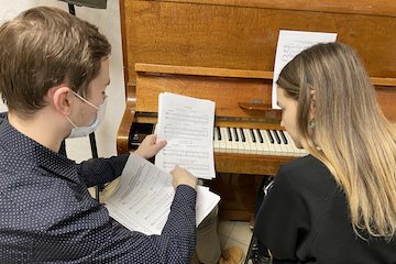Педагог и ученик разбирают партию