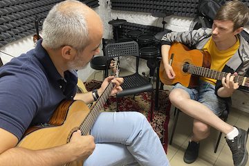 Занятие на гитаре со взрослым учеником