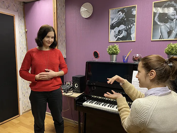 Клавиши на стойке: преподаватель показывает ученице