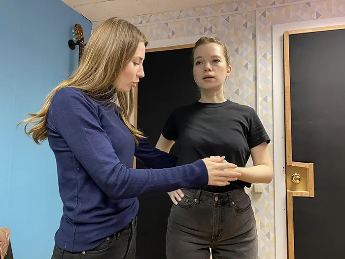 Преподаватель проверяет опору руками