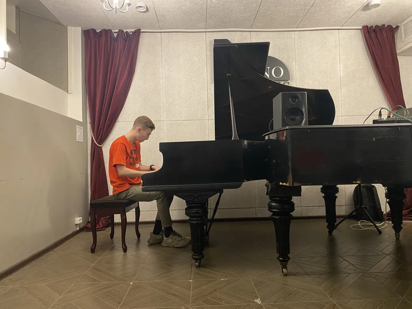 Ученик за роялем в зале школы