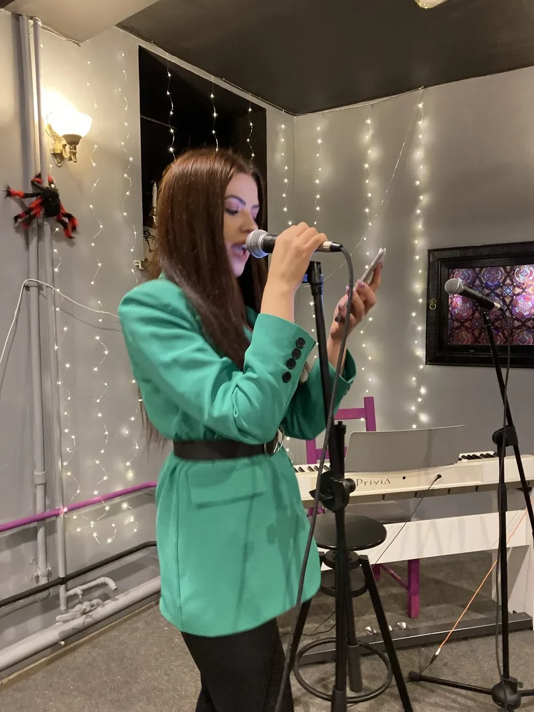 Ученица поёт на квартирнике школы