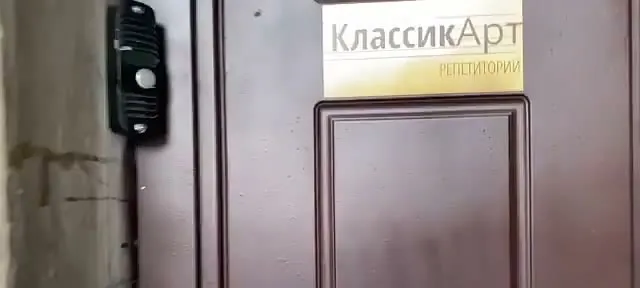 Входная дверь во дворе